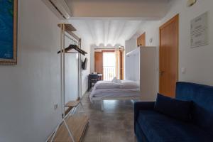 a living room with a couch and a bed at Arsenal 31 by Seaward Suites in Villajoyosa