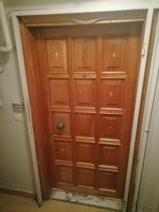 a closet with wooden doors in a room at Bakırköy Selvi Apartmanı in Istanbul