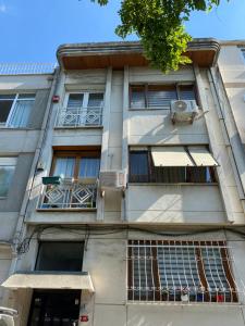 an apartment building with windows and a balcony at Bakırköy Selvi Apartmanı in Istanbul