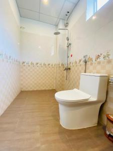 een badkamer met een toilet en een douche bij Ba Be Legend Hotel in Ba Be18