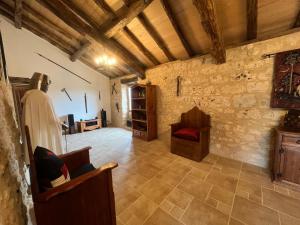 un grand salon avec un mur en pierre dans l'établissement Le Relais des Chevaliers "Suite des Seigneurs", à Cordes-sur-Ciel