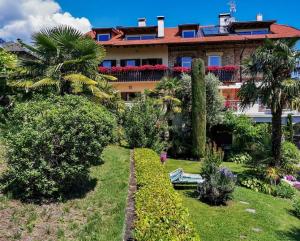 une maison avec un jardin en face dans l'établissement Ferienhof Franzelin, à Termeno