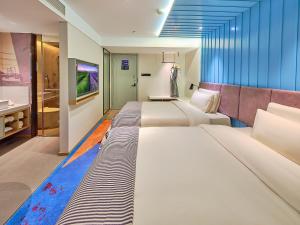 Habitación de hotel con 4 camas y baño en CityNote Hotel - Beijing Road Peasant Movement Institute Station en Guangzhou