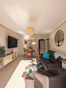 ein Wohnzimmer mit Couch und ein Esszimmer in der Unterkunft Sunny days apartment in Playas de Vera