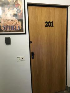 una puerta con el número escrito en ella en Urban House Siurot 33, en Sevilla