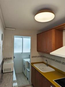 eine Küche mit einem Waschbecken und einem WC darin in der Unterkunft Sunny days apartment in Playas de Vera