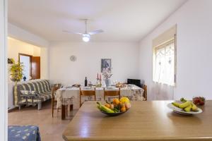 a room with a table with a bowl of fruit on it at Mare e relax in Menfi