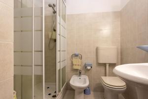 a bathroom with a toilet and a sink and a shower at Mare e relax in Menfi