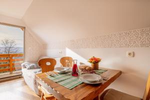 Un comedor con una mesa y un sofá. en Vineyard Cottage Rataj 2 Wellness - Happy Rentals, en Novo Mesto