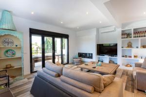 een woonkamer met een bank en een tafel bij Casa Scorpio in Jávea