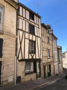 um edifício antigo ao lado de uma rua em Maison atypique à colombage Poitiers Centre em Poitiers