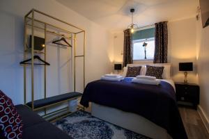 um quarto com uma cama com um espelho e uma janela em Moray Court Chester City Centre Studio Apartment by Rework Accommodation em Chester