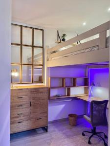 een slaapkamer met een bureau en een stapelbed bij Villa Maya - 3 Groussan - Avignon - CLIM - TERRASSE in Avignon