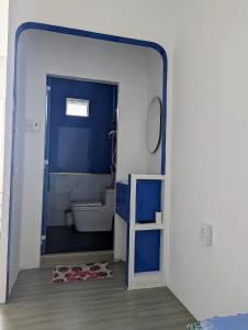 朔莊的住宿－Mai Anh Garden，蓝色的浴室设有卫生间和镜子