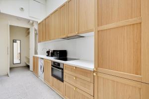 Pick a Flat's Apartment in le Marais -Camvdt2にあるキッチンまたは簡易キッチン