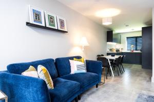 sala de estar con sofá azul y mesa en 4Bed, 3.5Bath House near National Stadium, Dublin, en Dublín