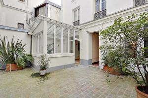 パリにあるPick a Flat's Apartment in le Marais -Camvdt2の植物の家の空中庭