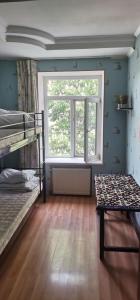 um quarto com 2 beliches e uma janela em Kosher Hostel em Odessa