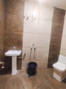 Hotel Divine Inn的一间浴室