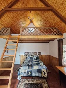 a bedroom with a bunk bed and a wooden ceiling at Finca Chuchiyá cabañas Tecpan in Tecpán Guatemala