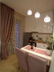 een keuken met een tafel met twee wijnglazen erop bij Blue apartment in Budva +6 foto's