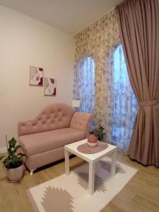 een woonkamer met een bank en een tafel bij Blue apartment in Budva