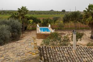 una piscina en un patio con una pared de ladrillo en The Holiday And Art Seahorse House, en Vittoria