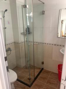 uma casa de banho com uma cabina de duche em vidro e um WC. em Usagiyah Hotel & Guest House em Ho Chi Minh