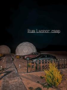 dos autos estacionados en un estacionamiento por la noche en RUM LEONOR CAMP en Wadi Rum