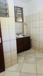 y baño con lavabo y espejo. en Pretty Holiday Homes, en Mombasa