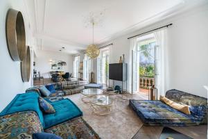 een woonkamer met blauwe banken en een tv bij Cannes centre maison bourgeoise in Cannes