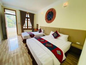 Un pat sau paturi într-o cameră la Ba Be Legend Hotel