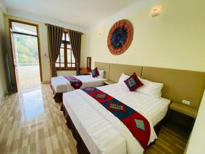 Giường trong phòng chung tại Ba Be Legend Hotel