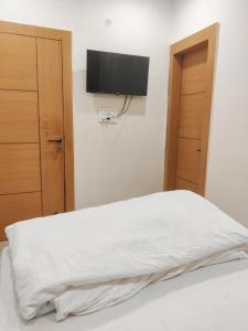 Hotel Divine Inn客房内的一张或多张床位