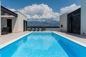 uma piscina no quintal de uma casa em Villa Neva ZadarVillas em Ražanac