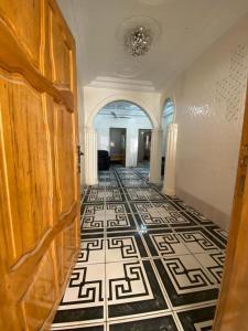 korytarzem z podłogą wyłożoną kafelkami w budynku w obiekcie The Girls Guest house w mieście Bandżul