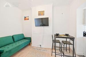 Televisyen dan/atau pusat hiburan di Cosy Tottenham Apartment Sleeps 4