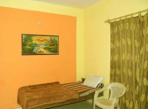 een kleine slaapkamer met een bed en een raam bij Vamoose AR Resort in Chamoli