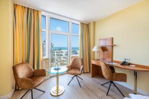 Ein Sitzbereich in der Unterkunft Arkona Strandhotel