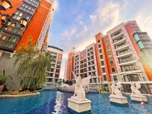 vistas a una ciudad con estatuas en el agua en Espana Resort Brand New one bedroom apartment, en Jomtien Beach