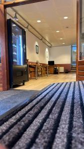 an empty room with a large tv and a table at Hotel Ben Centre in Amsterdam