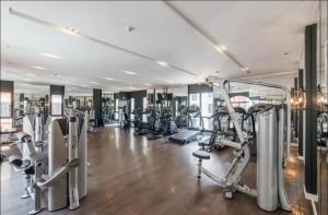 un gimnasio con filas de cintas de correr y máquinas en Espana Resort Brand New one bedroom apartment, en Jomtien Beach