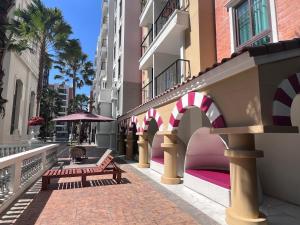una calle con bancos y un arco con bastones de caramelo en Espana Resort Brand New one bedroom apartment, en Jomtien Beach