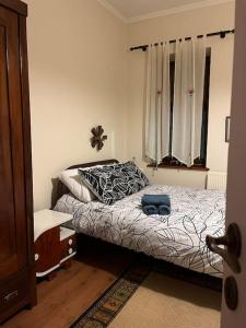 Un dormitorio con una cama con una bolsa azul. en ΚΥΑΝΟΝ παραδοσιακή μονοκατοικία στην Φλώρινα, en Florina