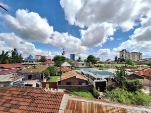 - Vistas a una ciudad con tejados en King Palace Hotel, en Dar es Salaam