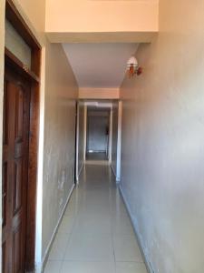 un pasillo en una casa con un pasillo que conduce a una habitación en King Palace Hotel, en Dar es Salaam