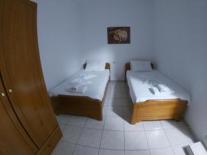 a room with two beds in a room at Hostel Casa Mia SR in Sarandë