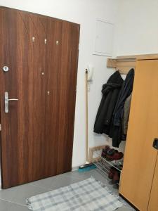 einen Schrank mit einer Holztür in einem Zimmer in der Unterkunft STUDIO ZAMKOWA OLECKO in Olecko