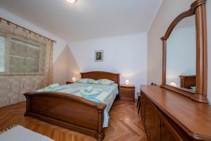 PalitにあるApartments Larissa and Marcelaのベッドと大きな鏡のある寝室