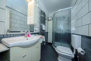 PalitにあるApartments Larissa and Marcelaの白い洗面台とトイレのあるバスルーム